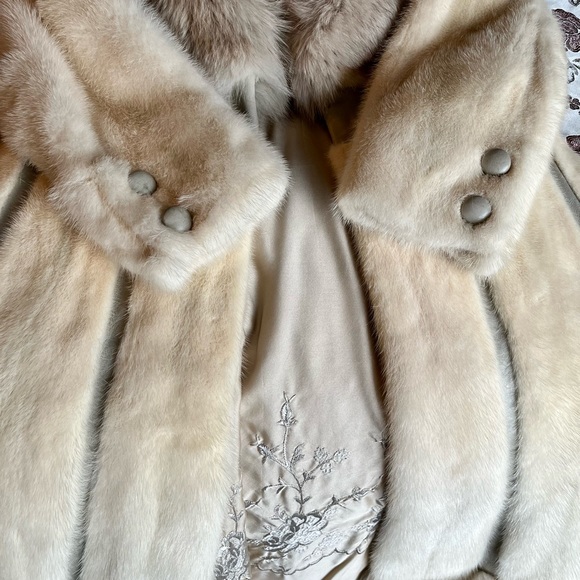 Absolutely exquisite mink coat - Picture 5 of 11